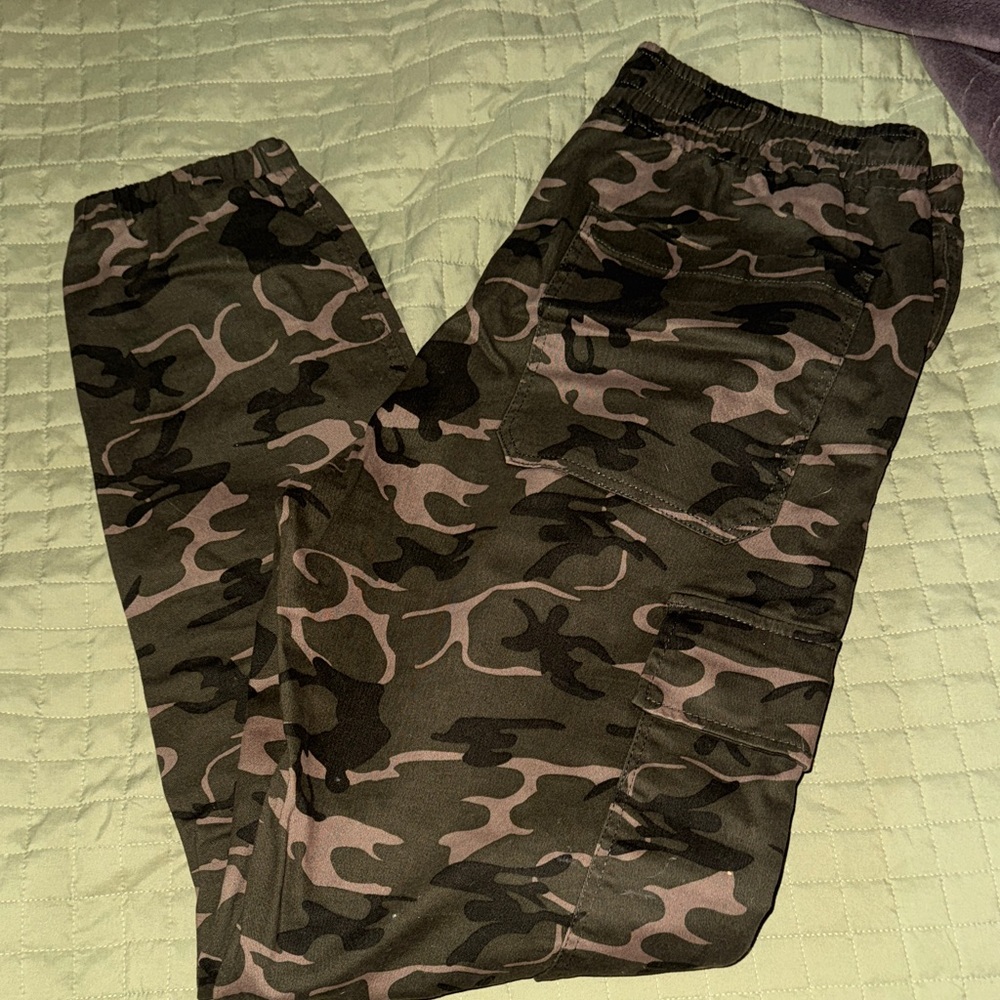 Fashion Nova Green Camouflage Cargo Pants - Picture 4 of 4
